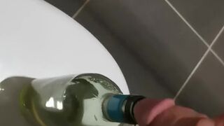 pisse dans sa bouteille et dans la douche