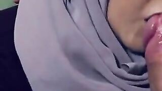 Hijab beurette arab sucks a big cock