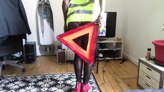 Blackette Twerk Avec un Gilet Jaune