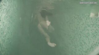 Tight pussy brunette Liza Medovaja underwater