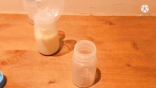 Une Petite Faim ? L’infirmière Tire Son Lait !