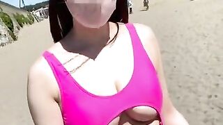 【下乳全開】ノーブラえちえちビキニで浜辺を散歩????