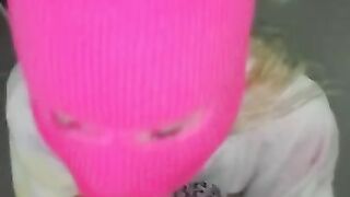 Elle teste une cagoule rose et une bite de 22cm