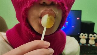 CUTE GIRL SUCKING A SWEET LOLLIPOP! (CHUPA CHUPS)!