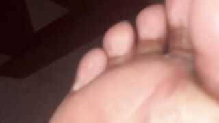 New EBONY giantess Shows off feet before Pedicure- Want to see more?