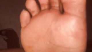 New EBONY giantess Shows off feet before Pedicure- Want to see more?