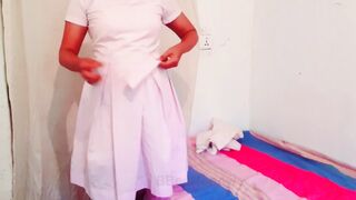 Sri lankan school girl කෙල්ල ස්කුල් යන්න ඇදුම් අදින ගමන් පුක පෙන්වනවා