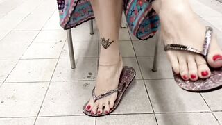 Milf flipflop footshow at laundromat...would you look?