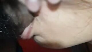 Me ruega para quedarme a cogerla, hermosa chica dando sexo oral al novio de su hermana.