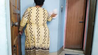 (ghar kee saphaee karate hue maa ko chodane ko majaboor) Indian Stepmom fucked while cleaning the house - Hindi Audio