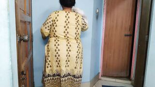 (ghar kee saphaee karate hue maa ko chodane ko majaboor) Indian Stepmom fucked while cleaning the house - Hindi Audio