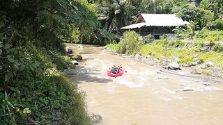 Pussy Flashing at RAFTING Spot among Chinese tourists # Public NO PANTIES