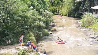 Pussy Flashing at RAFTING Spot among Chinese tourists # Public NO PANTIES