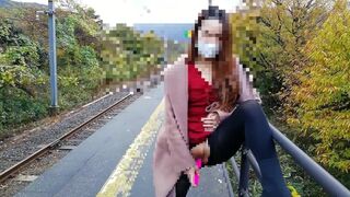 （ミッキー）おしっこ漏れそうだったので電車を待ってる間にたくさん潮吹きしてみました。ぜひ皆様に視姦してほしいです。