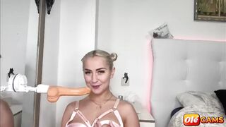 LISI-KITTY se masturba con su dildo