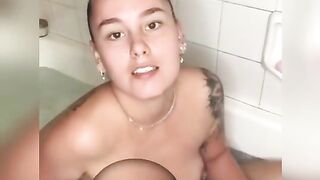 Horny girl makes herself cum while in the bath