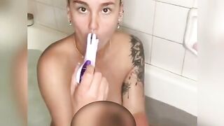 Horny girl makes herself cum while in the bath