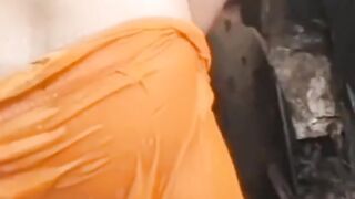 Indian Desi Village bhabhi ko nahate huwe video banane