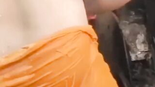 Indian Desi Village bhabhi ko nahate huwe video banane