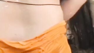 Indian Desi Village bhabhi ko nahate huwe video banane