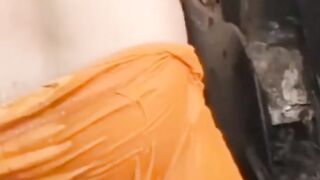 Indian Desi Village bhabhi ko nahate huwe video banane