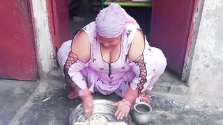 Pakistani House Wife atta gundhty hue Sex