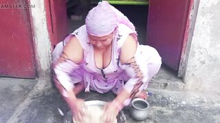 Pakistani House Wife atta gundhty hue Sex