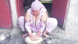 Pakistani House Wife atta gundhty hue Sex