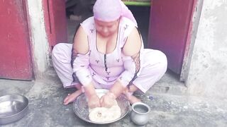 Pakistani House Wife atta gundhty hue Sex