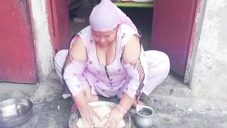 Pakistani House Wife atta gundhty hue Sex