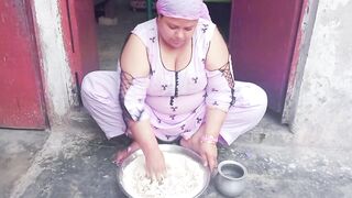 Pakistani House Wife atta gundhty hue Sex