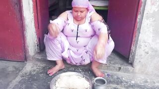 Pakistani House Wife atta gundhty hue Sex