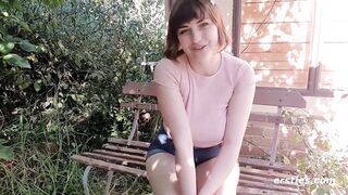 Ersties - Die Australierin Lucy Q. masturbiert vor ihrem Schlafzimmerfenster