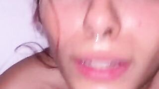 Pareja amateur apasionada / coño cremoso termina en orgasmo y squirt