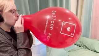 Blowing up a 14’’ Belbal Balloon until it POPS!