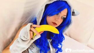 Cosplayer penetrates her hairy pussy with a banana