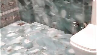 Indian Lady Gets Mood in the Early Morning and Fucks His Partner Who Is Resting in Bathtub Naked